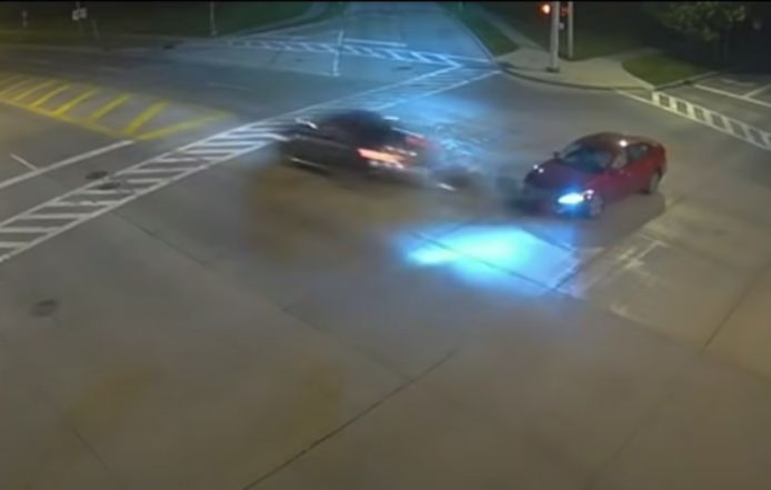 Eén van de crashes werd duidelijk op video vastgelegd. Het rijgedrag van de vrouw kostte de andere auto z'n neus.