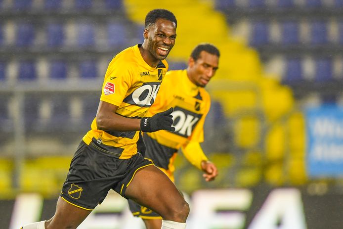 Matchwinner Adiléhou is dolgelukkig met zijn treffer.