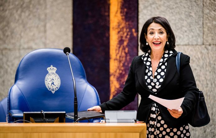 Kamervoorzitter Khadija Arib tijdens het wekelijkse vragenuur in de Tweede Kamer; ze is in principe de eerst aangewezene om Asscher op te volgen.