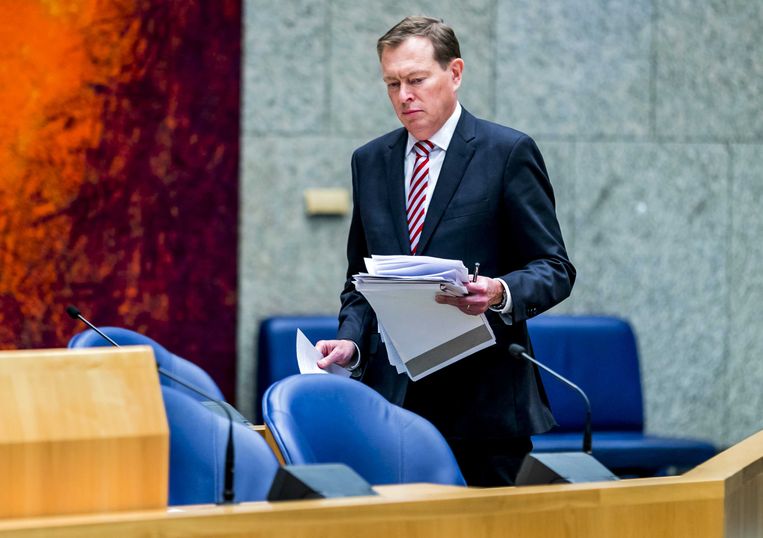 Bruno Bruins, minister voor medische zorg, tijdens het Tweede Kamerdebat over het faillissement van de IJsselmeerziekenhuizen en het Slotervaartziekenhuis. Hij overleegde vandaag een motie van wantrouwen. Beeld ANP