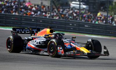 LIVE F1. Verstappen voltooit inhaalrace en rijdt net voor halfweg aan de leiding