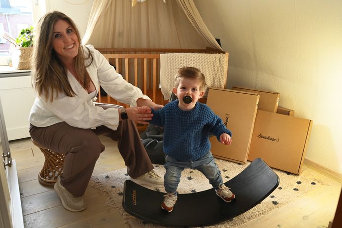 Anne met zoon Dapper op de Wobbel. Op de achtergrond dozen met Hangloose, hangmatten voor in een box.