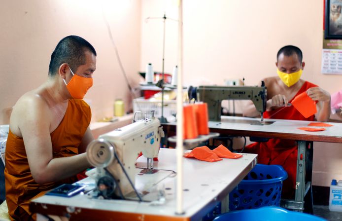 Thaise monniken maken mondmaskers van plastic