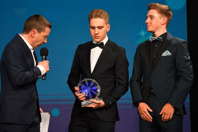 Van Wilder kreeg vorig jaar op het Gala van de Kristallen Fiets de trofee voor beste belofte uit handen van Remco Evenepoel.