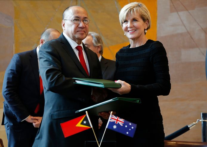 De Oost-Timorese minister van Staat schudt de hand van de Australische Buitenlandminister Julie Bishop na het ondertekenen van het verdrag over de zeegrens.