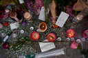 Bougies et cartes en mémoire des victimes sur le site du festival. Au total, neuf personnes sont mortes à la suite du chaos qui régnait à AstroWorld.