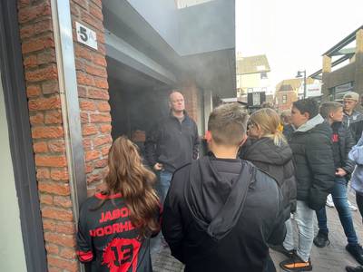 Brandweer rukt uit in Borne, maar ‘brand’ blijkt rook uit spookhuis: ‘Wilden het spannender dan vori