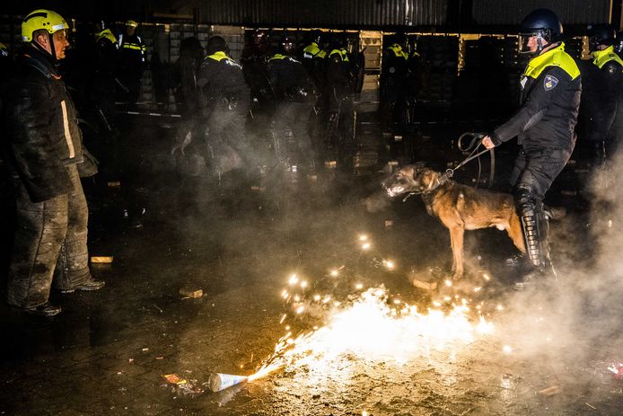 Politieagenten en brandweerlieden oefenen in Alphen aan den Rijn incidenten met vuur en vuurwerk ter voorbereiding op de jaarwisseling.