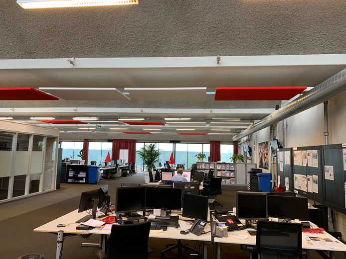 De redactie van het Brabants Dagblad in Den Bosch ligt er verlaten bij. Bijna iedereen werkt thuis.