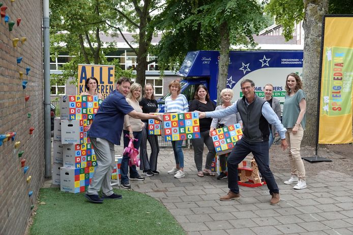 De Speelgoedbank timmert aan de weg. Woensdag 1 september verwachten Hans Nieuwpoort (rechts vooraan) en zijn vrijwilligers de eerste kinderen in Poptahof.
