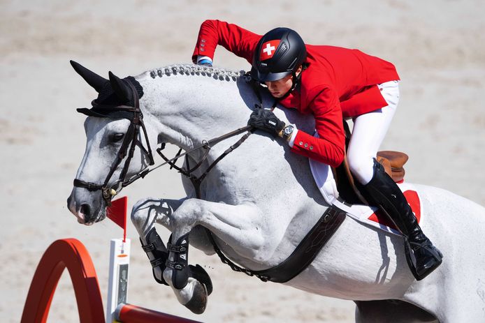 Martin Fuchs op zijn paard Clooney 51 in actie tijdens de individuele finaledag op de Europese Kampioenschappen Springen.