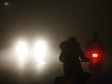 ‘Gevaarlijke rijomstandigheden’ door dichte mist in Brabant, KNMI geeft voor vroege ochtend code geel af