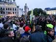 Gele hesjes en klimaatbetogers voeren actie tegen politiegeweld op het Brusselse Albertinaplein