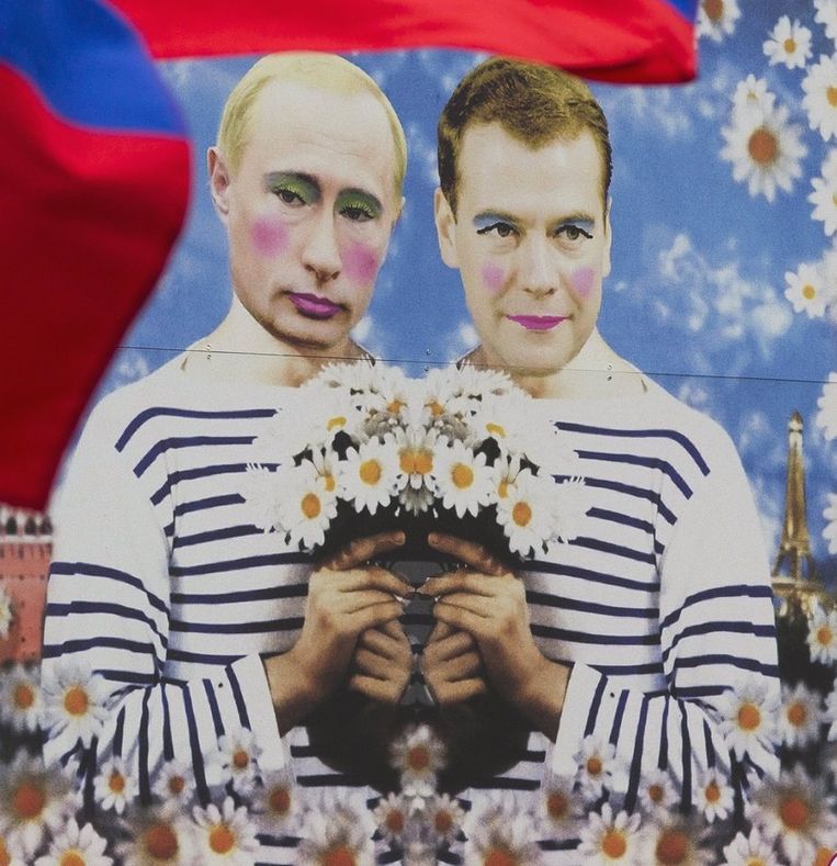 Poetin en Medvedev met een bos madeliefjes. Beeld reuters