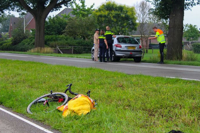 Een wielrenner in Vorden is dinsdagavond gewond geraakt bij een aanrijding met een personenauto. Het slachtoffer is met spoed overgebracht naar het ziekenhuis.