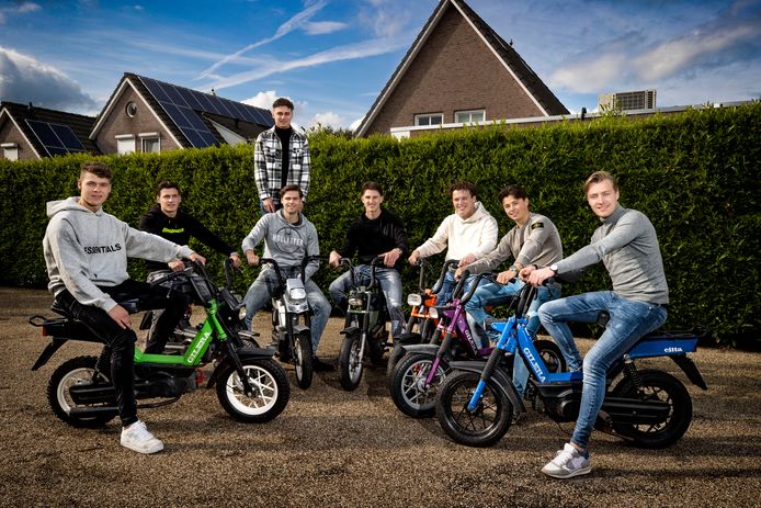 De jongens in deze Aarlese vriendenclub zijn dol op  hun Gilera Citta: Thijs Fransen, Mees van Roij, achterop de scooter Giel van Wanrooij, voorop Lucas Fransen, Giel Remer, Daan van Dijk, Teun de Koning en Sjors van Eindhoven (vlnr).