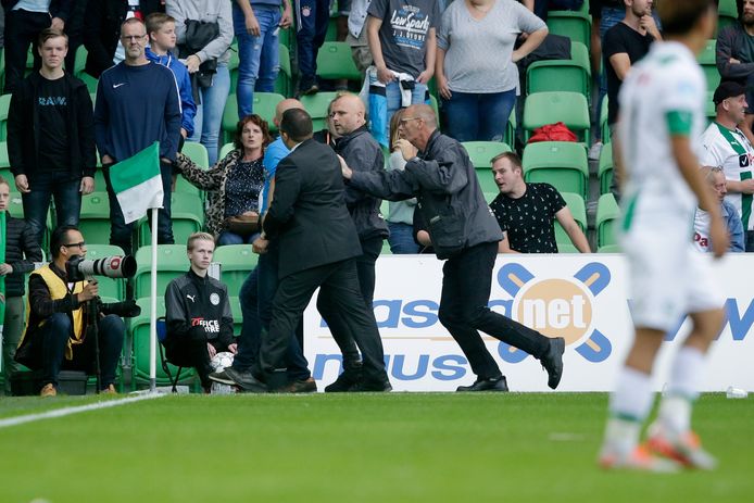 Koen Siemers wordt afgevoerd nadat hij bij FC Groningen - FC Twente het veld is opgerend.