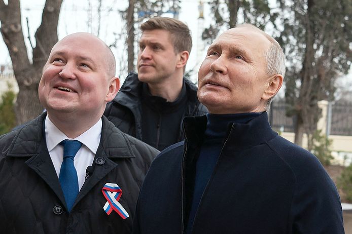 De Russische president Vladimir Poetin (rechts) zaterdag tijdens zijn bezoek aan de Krim.