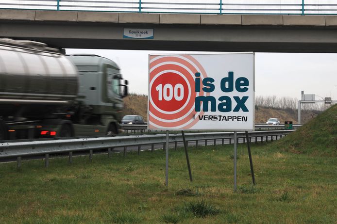 Het waarschuwingsbord bij Schapenbout is voorzien van een ludieke toevoeging.
