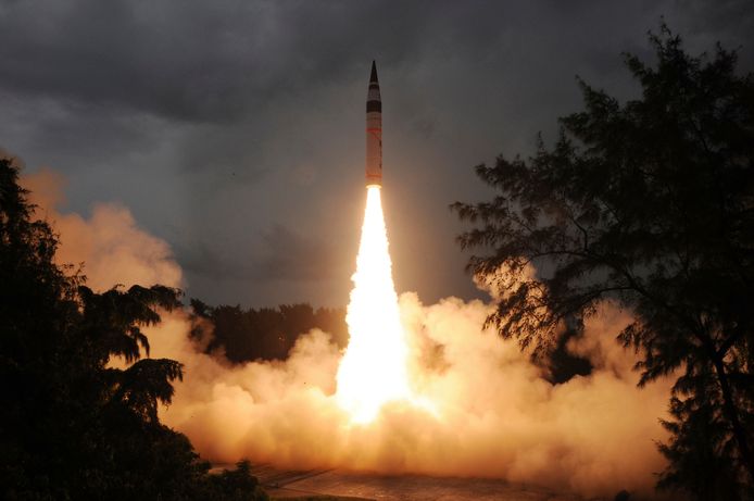 India heeft sinds 2012 al vijf testen uitgevoerd met de Agni-V.  Op de foto is de rakettest van 2013 te zien.
