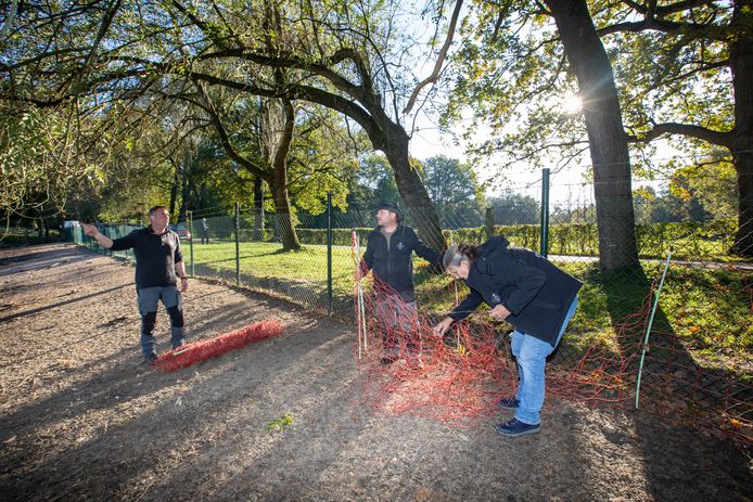 Het Wolf Fencing Team kwam ter plaatse om de omheining wat wolfwerender te maken.