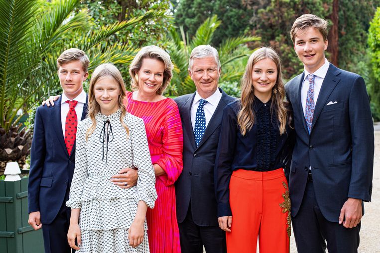 'In veel koninklijke families worden kinderen op hun 6 jaar naar een kostschool gestuurd, om hun ouders daarna niet meer terug te zien. Filip en Mathilde hebben besloten om het anders te doen.' Beeld Bas Bogaerts, en de credentials