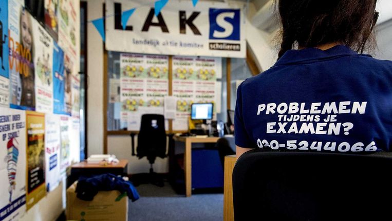 Scholieren die eindexamen doen kunnen met hun klachten terecht bij de eindexamenklachtenlijn. Beeld anp
