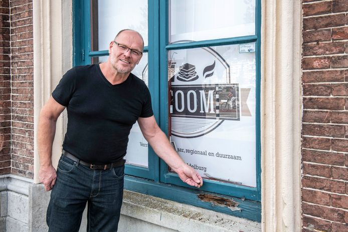 Kozijnen verpulveren, vloeren worden gestut: Ivo van de Walle sluit per 1 november zijn vegan-restaurant Stoom in het Middelburgse stationsgebouw.