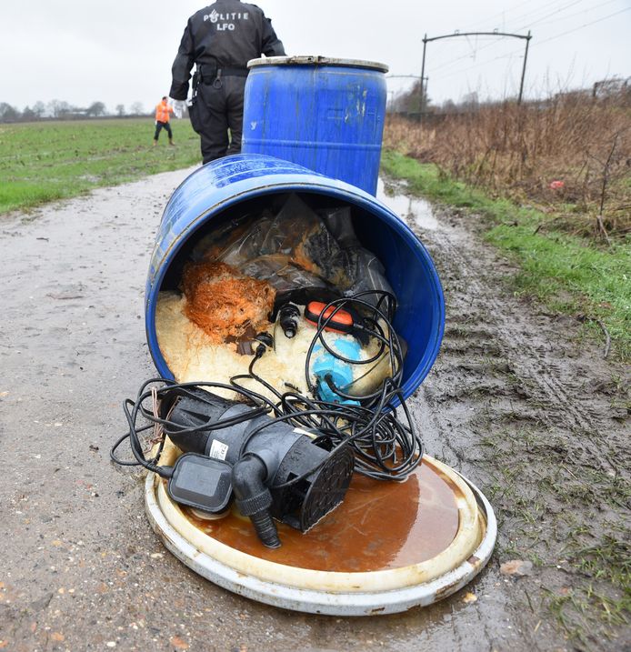 Een opengebarsten drugsvat, aangetroffen op de spoordijk tussen Oisterwijk en Berkel-Enschot.