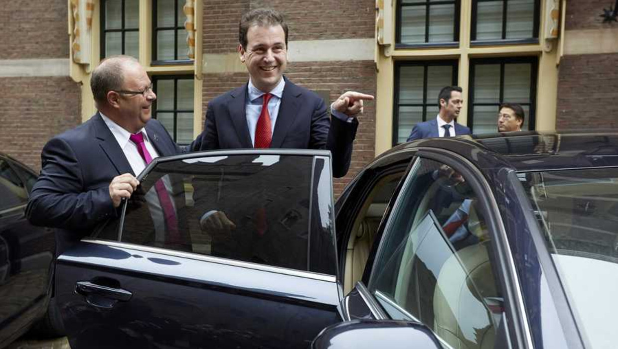 Minister Lodewijk Asscher van Sociale Zaken vertrekt van het Binnenhof na afloop van de wekelijkse ministerraad. Beeld anp