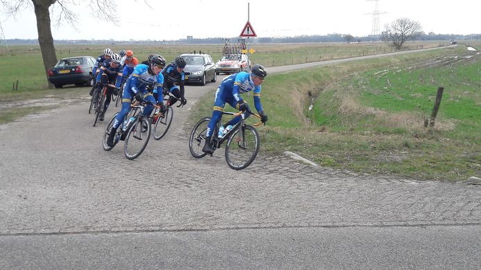 De renners in de kopgroep zeiden geen last te hebben gehad van de kou.  'Het was best een mooie dag om te koersen', zei bijvoorbeeld Abe Celi (vooraan, links)