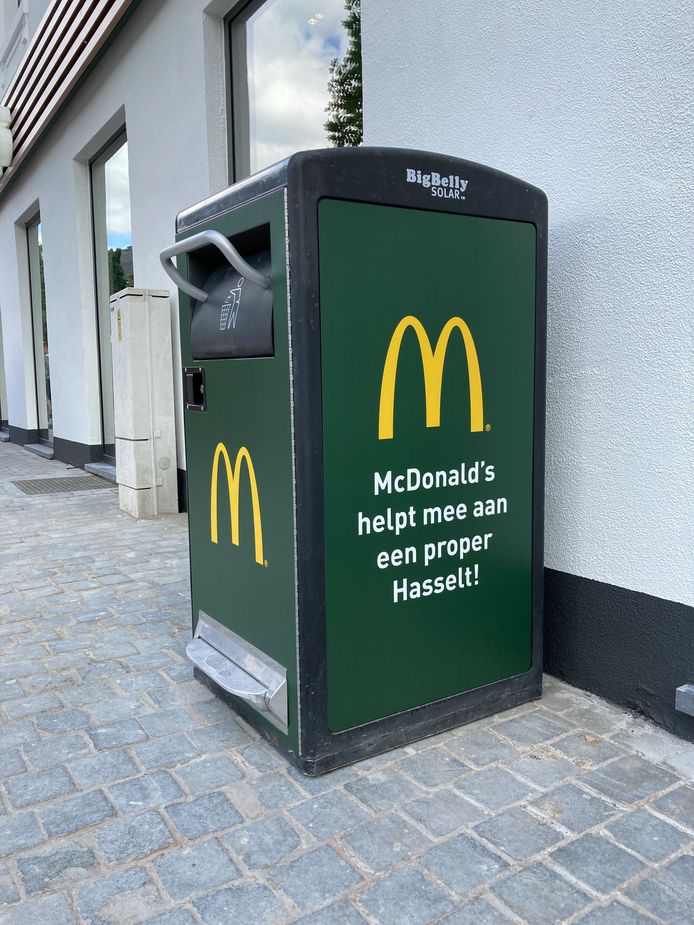 De interactieve persvuilnisbak van de McDonald's, die je bedankt als je er iets in gooit.