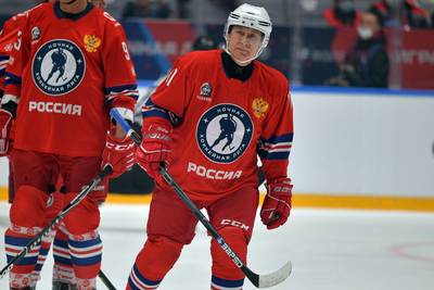 Vladimir Poutine enfile sa tenue de hockeyeur pour un match de gala