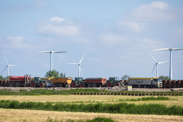 De windturbines aan de overkant van het Eemmeer bij de Westdijk in Bunschoten.