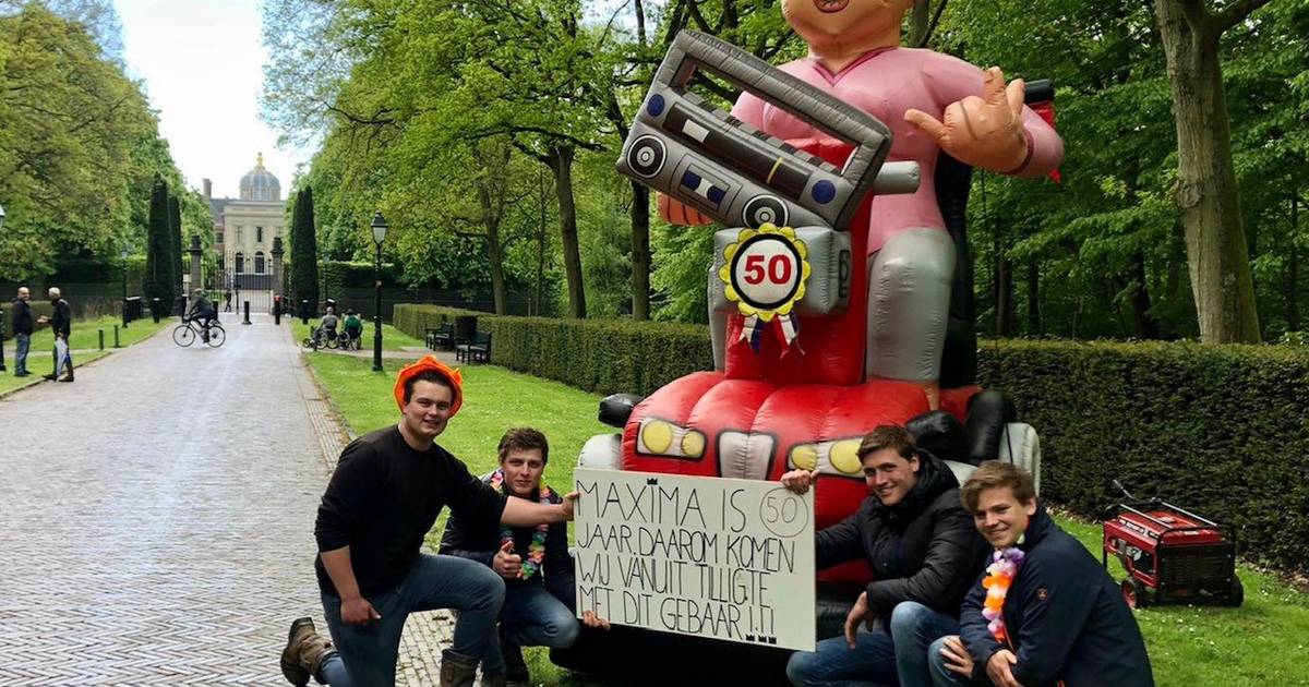 Vrienden uit Tilligte brengen jarige Máxima een opgeblazen Sarah mét traditionele tekst
