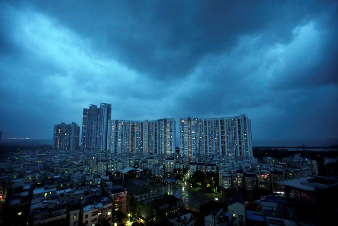De stilte voor de storm: donkere wolken boven de stad Shenzhen.