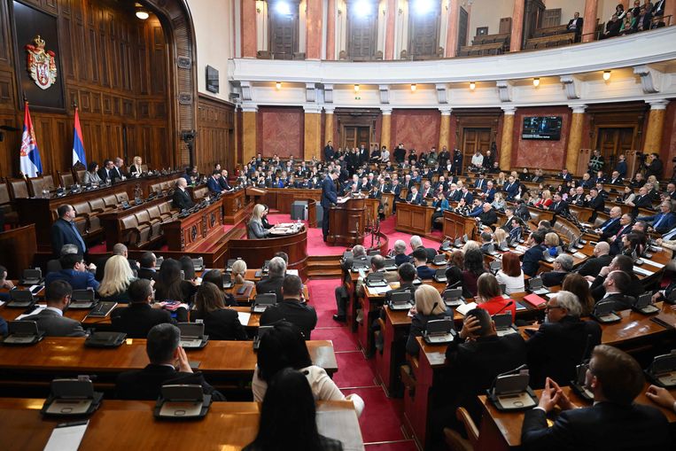 De Servische president aan het woord tijdens de bewuste zitting in het parlement. Beeld AFP
