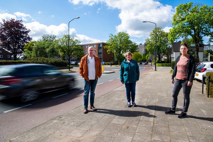 Henk en Ineke Bronkhorst met buurtgenote Hedi Rauwerdink aan de Sprengenweg.