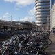 Fietsflat bij CS verdwijnt; overbodig en inmiddels een plek van overlast en zwerfvuil