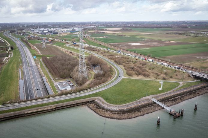 Door een storing in de Vlaketunnel is deze tijdelijk gesloten. Dit zorgt voor een flinke file.
