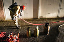 De brandweer heeft een drietal gasflessen er uit gehaald.