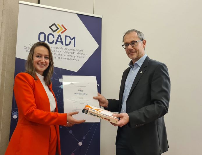 Océane Dieu uit Strombeek-Bever Grimbergen wint thesiswedstrijd OCAD
Links: Océane Dieu, rechts: Gert Vercauteren, directeur ad interim van de OCAD