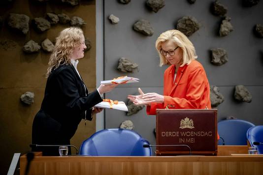Minister van Financiën Sigrid Kaag biedt het Financieel Jaarverslag van het Rijk 2022 aan de Tweede Kamer aan.