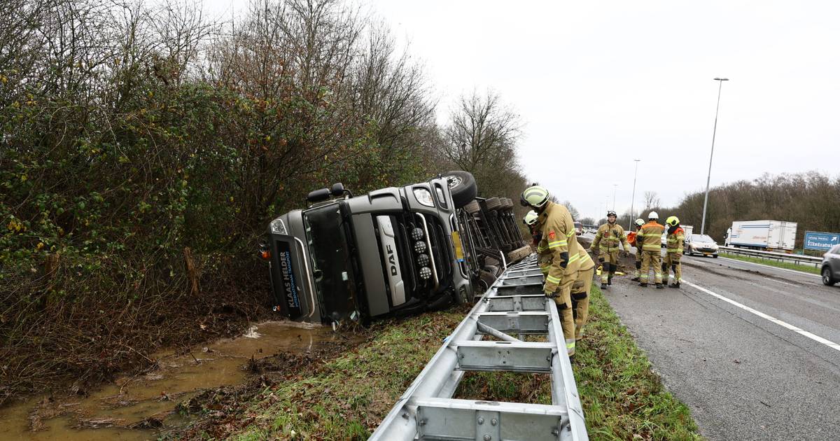 Weg bezaaid met wortels na ongeluk op A73 bij Cuijk, een uur vertraging en rijstrook minder.