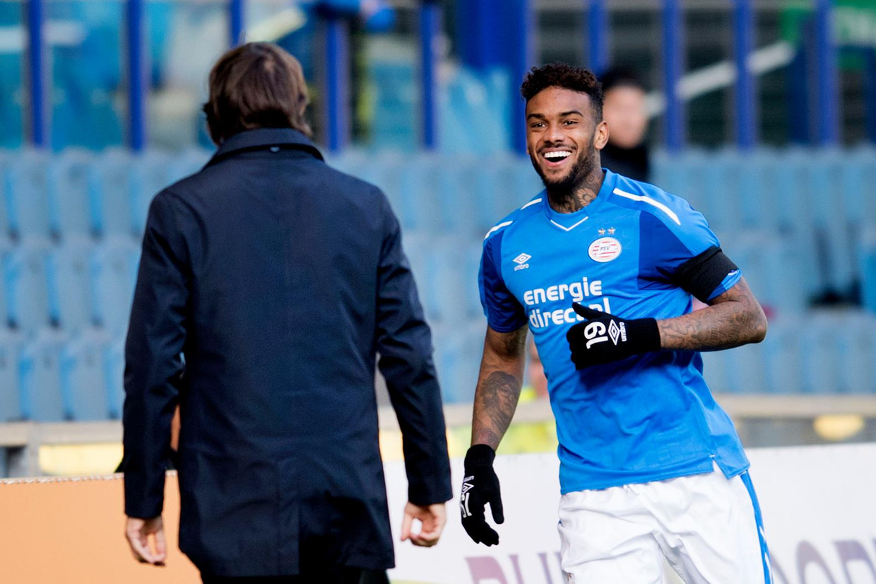 Locadia viert zijn goal met trainer Cocu. Beeld anp