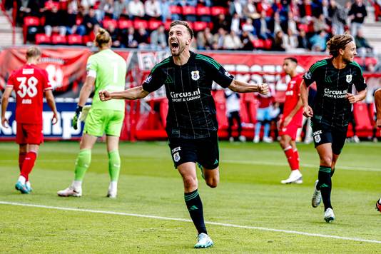 Dylan Vente viert zijn doelpunt tegen FC Twente. Het is alweer zijn tweede sinds zijn transfer naar PEC Zwolle.