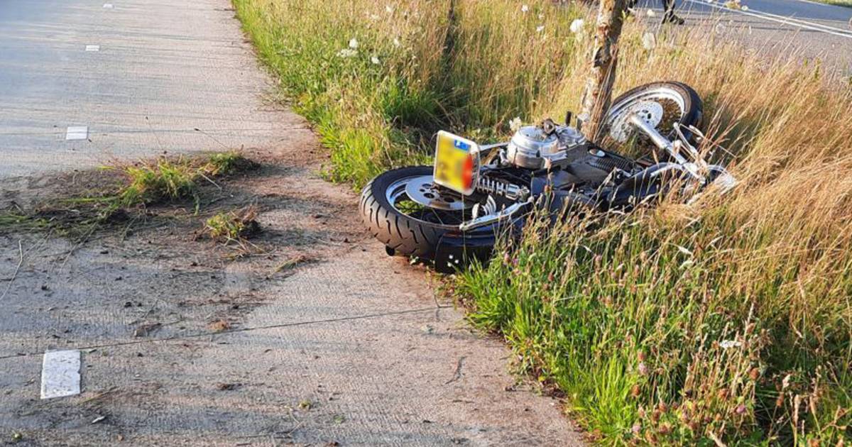 Motorrijder ernstig gewond na aanrijding met boom in Dalfsen.