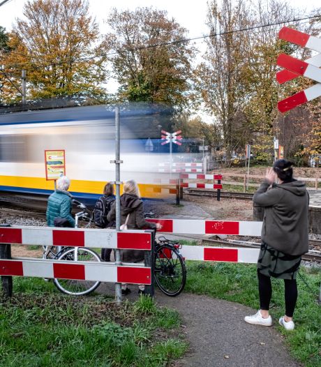 ‘Onbewaakte spoorovergang in Soest is niet gevaarlijk’