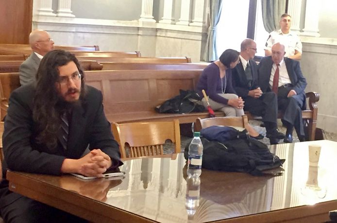 Michael Rotondo (links) in de rechtszaal. Zijn ouders Mark en Christina (rechts) overleggen met hun advocaat.