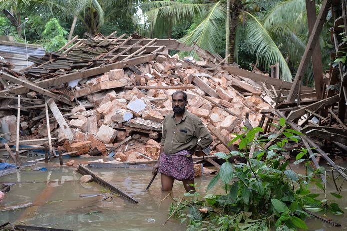 54-jarige staat voor de resten van zijn huis in Kozhikode, Kerala.